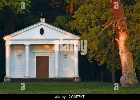 Solituede nel Parco Sieglitzer, vista frontale di un tempio in stile neoclassico nel Dessau-Woerlitz Giardino Realm alla luce del mattino, Medio Elba Foto Stock