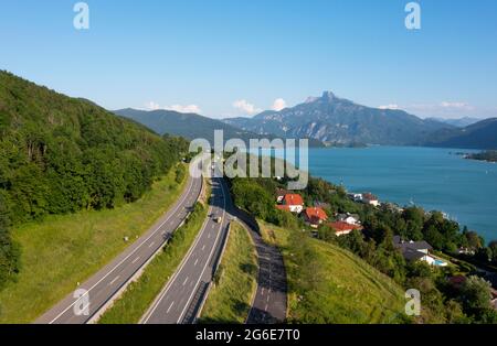 Drone image, Westautobahn (A1) vicino a Mondsee, Mondsee con Schafberg, Salzkammergut, Austria superiore Foto Stock