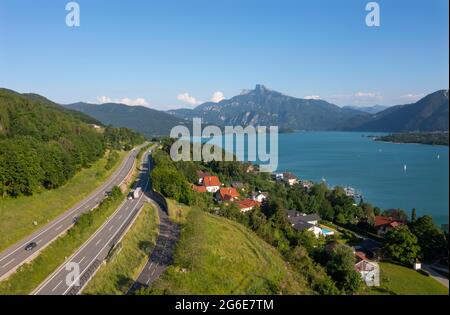 Drone image, Westautobahn (A1) vicino a Mondsee, Mondsee con Schafberg, Salzkammergut, Austria superiore Foto Stock