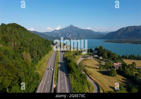 Drone image, Westautobahn (A1) vicino a Mondsee, Mondsee con Schafberg, Salzkammergut, Austria superiore Foto Stock
