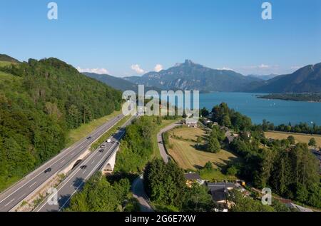 Drone image, Westautobahn (A1) vicino a Mondsee, Mondsee con Schafberg, Salzkammergut, Austria superiore Foto Stock