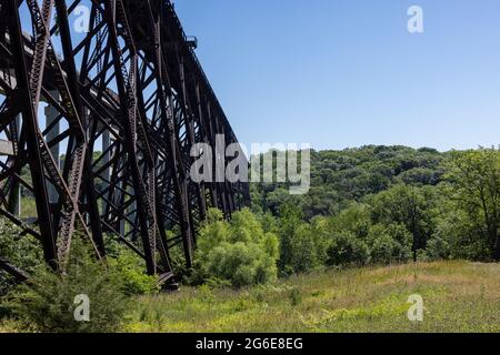 Un vecchio ponte a traliccio ferroviario con un nuovo ponte dietro di esso. Foto Stock