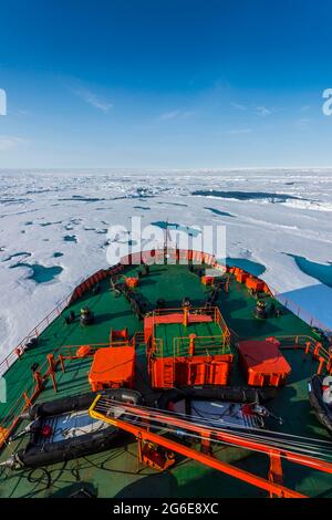 Prua dell'Icebreaker "50 anni di vittoria sul suo modo al Polo Nord, Arctic Foto Stock