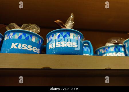 Hershey, PA, USA – 27 giugno 2021: Bacia la merce nel Chocolatewolld in esposizione e offerta per la vendita ai visitatori. Foto Stock