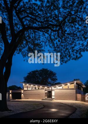 Nuova costruzione suburbana progettata in stile revival di metà secolo Foto Stock