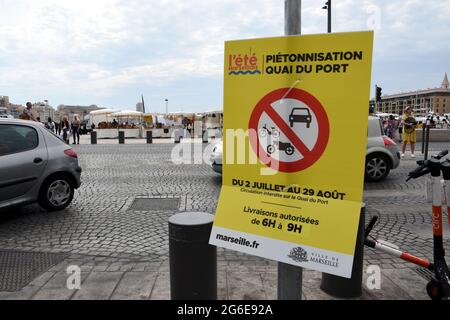 Marsiglia, Francia. 03 luglio 2021. Un backboard posto in fondo al Canebiere informa della pedonalizzazione del Quai du Port. Il municipio di Marsiglia testerà per due mesi la pedonalizzazione di parte del Vieux-Port. (Foto di Gerard Bottino/SOPA Images/Sipa USA) Credit: Sipa USA/Alamy Live News Foto Stock