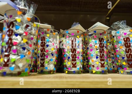 Hershey, PA, USA – 27 giugno 2021: Bacia la merce nel Chocolatewolld in esposizione e offerta per la vendita ai visitatori. Foto Stock