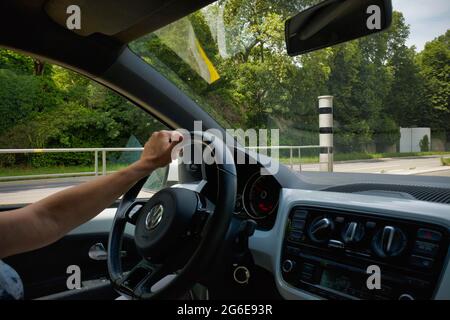 Vista da auto in movimento su autovelox Polyscan, Poliscan, speed camera a colonna, Vitronic, Lidar, colonne per autovelox per la misurazione della velocità, interne Foto Stock