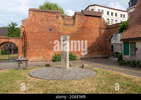 Stele commemorativo all'espulsione e allo sterminio degli ebrei di Stralsund a Johanniskloster, città anseatica di Stralsund, Meclemburgo-Pomerania occidentale Foto Stock