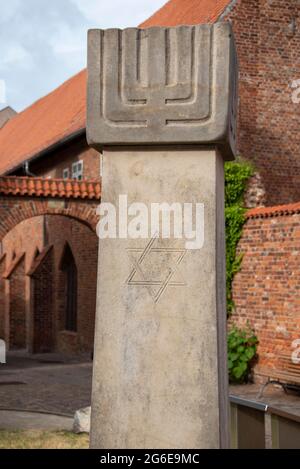 Stele commemorativo all'espulsione e allo sterminio degli ebrei di Stralsund a Johanniskloster, città anseatica di Stralsund, Meclemburgo-Pomerania occidentale Foto Stock