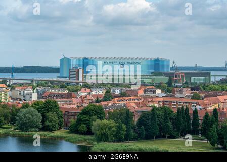 Vista dalla torre della Marienkirche alla MV Werften, Stralsund, Meclemburgo-Vorpommern, Germania Foto Stock