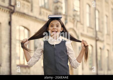 Libro insegna come creare acconciature da soli. I bambini tengono i capelli lunghi. Libro di cura dei capelli. Scuola di bellezza. Formazione per parrucchieri professionali. Corsi Foto Stock