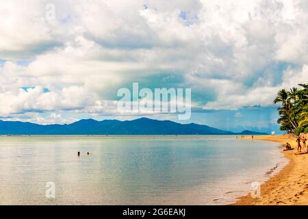 Surat Thani Thailandia 25. Mai 2018 W Beach e Maenam Beach panorama con acque turchesi limpide a Mae Nam sull'isola di Koh Samui in Thailandia. Foto Stock