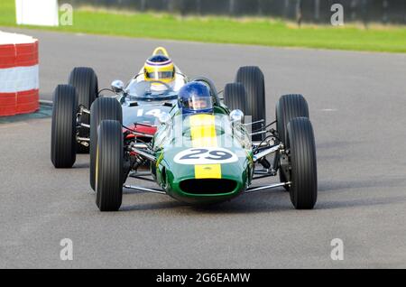 Lotus Climax 25 Classic Grand Prix, auto da corsa vintage di F1 che si disputerà nel Glover Trophy all'evento storico Goodwood Revival, nel Regno Unito. Auto in competizione Foto Stock