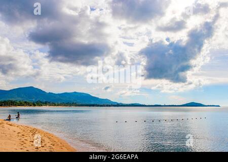 Panorama paesaggistico di W Beach e Maenam Beach con acque turchesi limpide a Mae Nam sull'isola di Koh Samui in Thailandia. Foto Stock