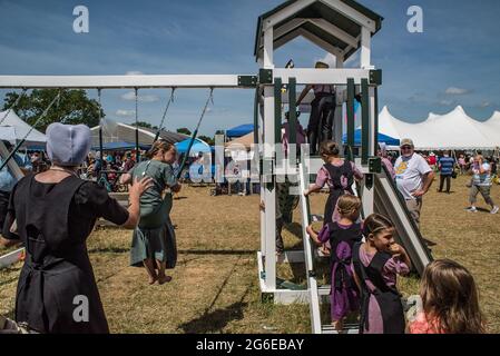 Bambini Amish all'asta di vendita di trasporto estiva. Foto Stock