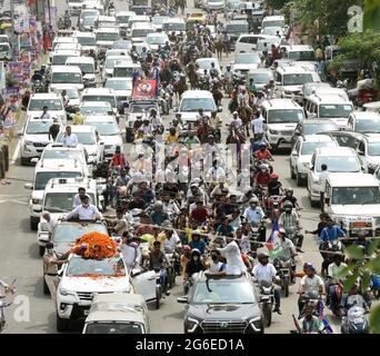 Patna, India. 05 luglio 2021. PATNA, INDIA - 5 LUGLIO: Il leader del partito di LOK Joshakti Chirag Paswan durante 'Aashirwad Yatra' il giorno della nascita di suo padre ritardato Ramvilas Paswan alla strada di Bailey il 5 luglio 2021 a Patna, India. (Foto di Santosh Kumar/Hindustan Times/Sipa USA) Credit: Sipa USA/Alamy Live News Foto Stock