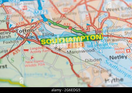 Un closeup macro di una pagina in un atlante di carta stradale stampata che mostra la città e il porto di Southampton nella contea di Hampshire, Inghilterra Foto Stock