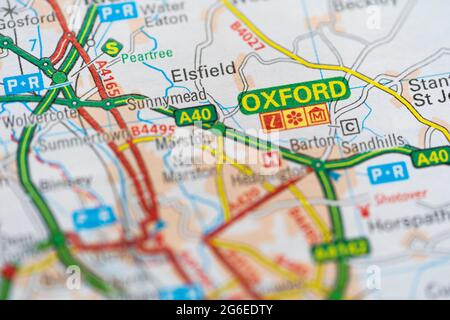 Un closeup macro di una pagina in un atlante di carta stradale stampata che mostra la rete stradale e la città di Oxford nella contea di Oxfordshire in Inghilterra Foto Stock