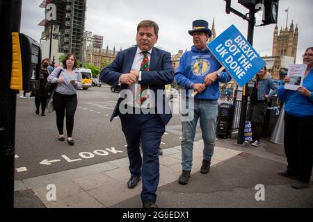 Steve Bray, protetore anti Brexit a seguito di Andrew Bridgen, deputato di North West Leicester a Whitehall, Londra, Regno Unito, 5,7,2021 Foto Stock