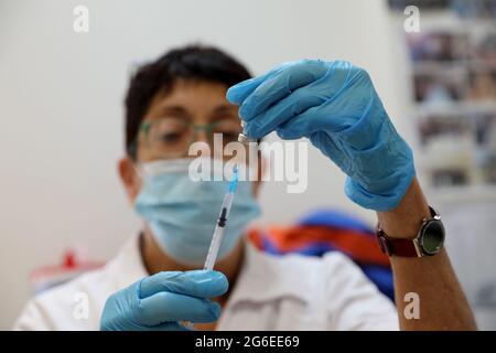 Modiin, Israele. 5 luglio 2021. Un medico israeliano prepara una dose del vaccino COVID-19 presso un centro di assistenza sanitaria a Modiin, Israele centrale, il 5 luglio 2021. L'efficacia del vaccino Pfizer contro il coronavirus è sceso a appena il 64 per cento in Israele, il Ministero della Salute del paese ha detto in una dichiarazione di lunedì. Credit: Gil Cohen Magen/Xinhua/Alamy Live News Foto Stock