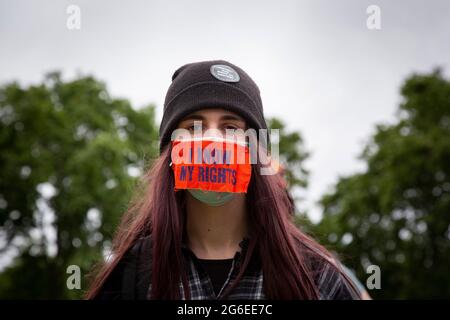 Una donna indossa una maschera che dice 'conosco i miei diritti' ad una protesta di Kill the Bill in Parliament Square, Londra, 5.7.2021 Foto Stock