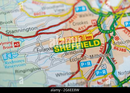 Un closeup macro di una pagina in un atlante di carta stradale stampata che mostra la città di Sheffield, Inghilterra Foto Stock