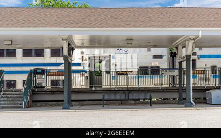 Treno Long Island Rail Road alla stazione di Southampton, NY Foto Stock