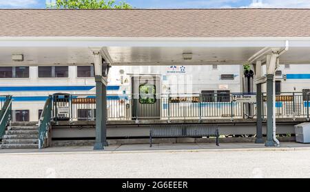 Treno Long Island Rail Road alla stazione di Southampton, NY Foto Stock