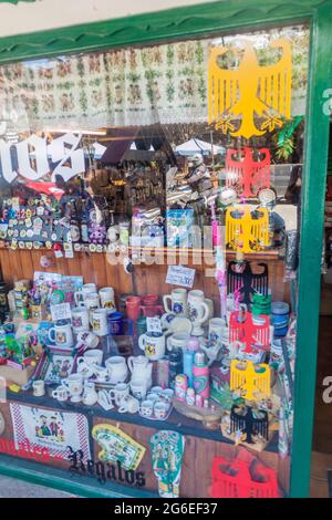 VILLA GENERAL BELGRANO, ARGENTINA - Apr 3, 2015: Vetrina di souvenir a Villa General Belgrano, Argentina. Il villaggio ora serve come uno stile tedesco Foto Stock