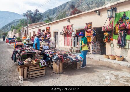 PURMAMARCA, ARGENTINA - 11 APRILE 2015: Vendita di prodotti tradizionali fatti a mano su un mercato nel villaggio di Purmamarca, Argentina Foto Stock