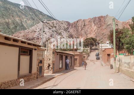 PURMAMARCA, ARGENTINA - 11 APRILE 2015: Via nel villaggio di Purmamarca (valle di Quebrada de Humahuaca), Argentina Foto Stock