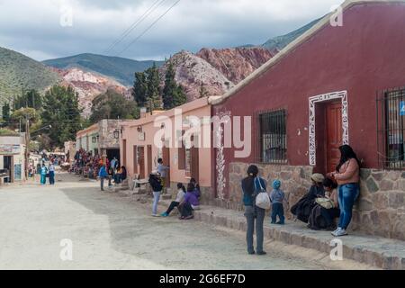 PURMAMARCA, ARGENTINA - 11 APRILE 2015: Persone su una strada nel villaggio di Purmamarca, Argentina Foto Stock