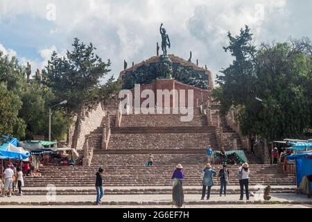 HUMAHUACA, ARGENTINA - 12 APRILE 2015: Monumento degli Eroi indipendenti nel villaggio di Humahuaca, Argentina Foto Stock