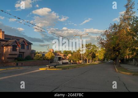 ALTA GRACIA, ARGENTINA - 3 APRILE 2015: Via in una zona residenziale nella città di alta Gracia, Argentina Foto Stock