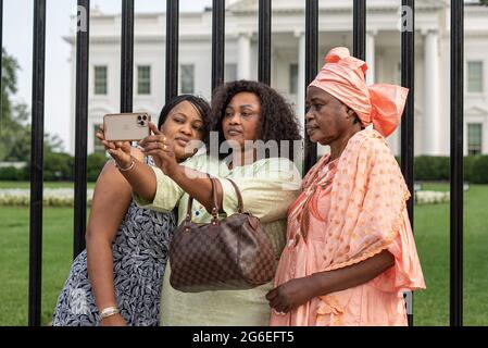 Washington, Stati Uniti. 05 luglio 2021. Una famiglia prende selfie di fronte alla Casa Bianca il 5 luglio 2021 a Washington, DC le folle si stanno avvicinando rapidamente alla normalità una volta di più dopo che le persone hanno deciso di vaccinarsi. Foto di Ken Cedeno/Sipa USA Credit: Sipa USA/Alamy Live News Foto Stock