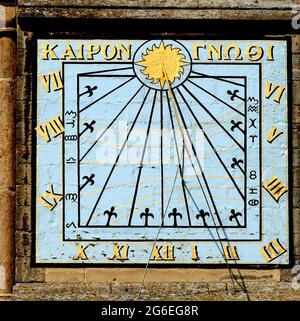 Ely Cathedral, Sundial sulla parete sud del transetto, iscrizione greca 'Know the Time', meridiana, meridiane Foto Stock