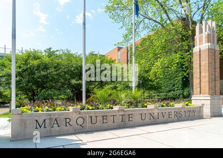 MILWAUKEE, WI, USA - 19 GIUGNO 2021 - Porte d'ingresso e logo alla Marquette University. Foto Stock