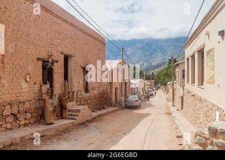 PURMAMARCA, ARGENTINA - 11 APRILE 2015: Via nel villaggio di Purmamarca (valle di Quebrada de Humahuaca), Argentina Foto Stock