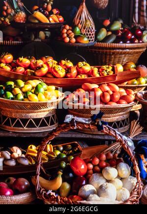 Esposizione di cestini di frutta al mercato interno tradizionale, Bangkok, Thailandia Foto Stock