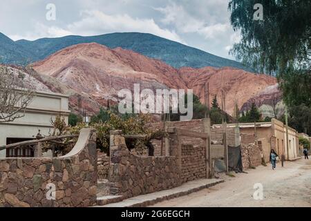 PURMAMARCA, ARGENTINA - 11 APRILE 2015: Via nel villaggio di Purmamarca, Argentina Foto Stock