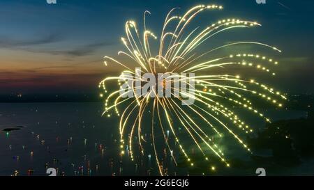 Fuochi d'artificio il 4 luglio sparato da una chiatta su un lago preso con un drone. Foto Stock