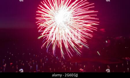 Fuochi d'artificio il 4 luglio sparato da una chiatta su un lago preso con un drone. Foto Stock