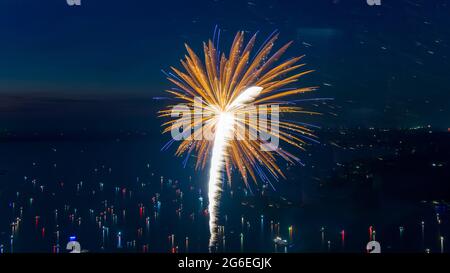 Fuochi d'artificio il 4 luglio sparato da una chiatta su un lago preso con un drone. Foto Stock