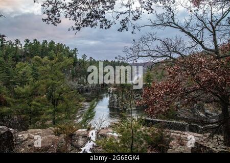 Vista sul fiume St. Croix e su Angle Rock a Taylors Falls, Minnesota, dall'Interstate state Park, dalle cascate di St. Croix, Wisconsin. Foto Stock