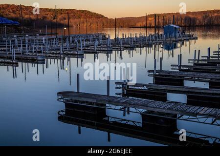 La splendida luce del tramonto sulla Wolf Marine di Stillwater, Minnesota, si trova a breve distanza per l'inverno. Foto Stock