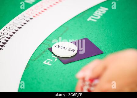 Minsk. Bielorussia - 25.06.2021 - tavolo da gioco verde in un casinò. Carte da gioco per il casinò. Foto di alta qualità Foto Stock