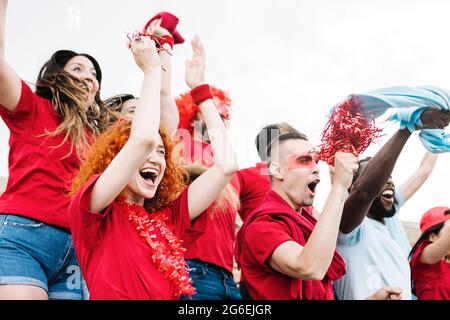 Gruppo entusiasta di amici multirazziali che guardano l'evento della partita di calcio Foto Stock