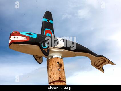 Colorata scultura in legno locale a Carcross nel territorio canadese di Yukon Foto Stock