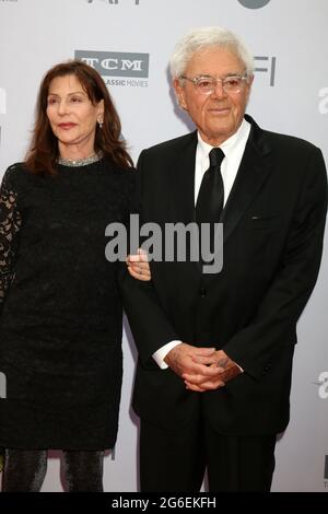 **FILE FOTO** Richard Donner è passato via a 91. LOS ANGELES, CA - 9 GIUGNO: Lauren Shuler Donner, Richard Donner all'American Film Institute 44th Life Achievement Award Gala Tribute a John Williams al Dolby Theatre il 9 giugno 2016 a Los Angeles, California. Credito: David Edwards/MediaPunch Foto Stock